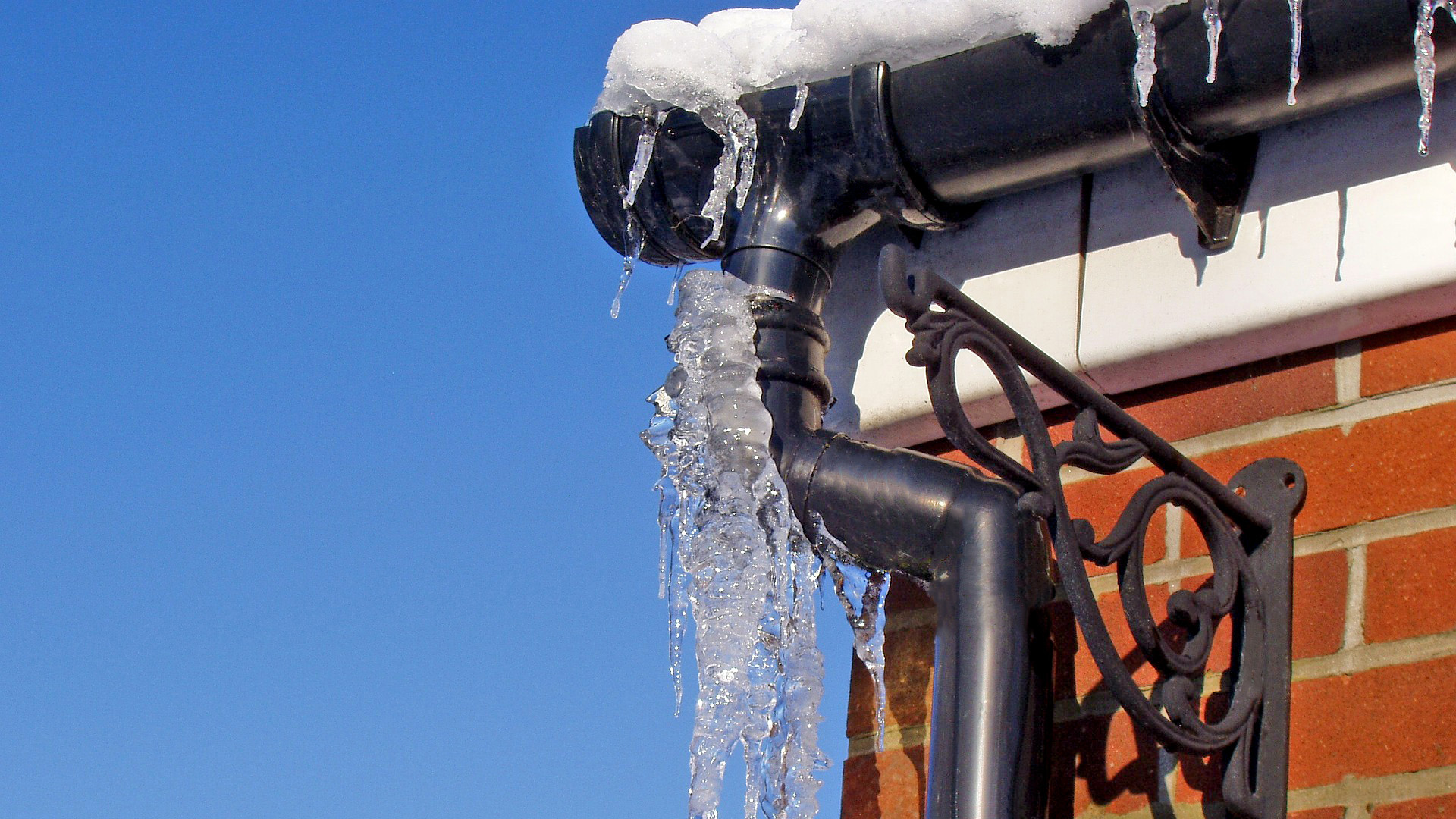 pipe-gutter-down-pipe-frost-protection