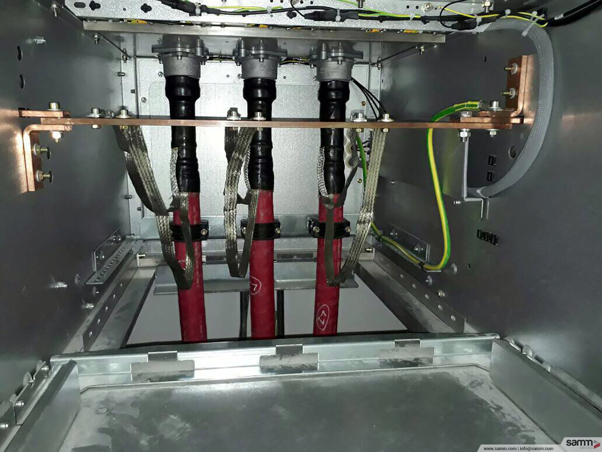 Samm Teknoloji | Bina içi 34,5 kV kesici ayırıcı hücreler için plug in başlık montajı.