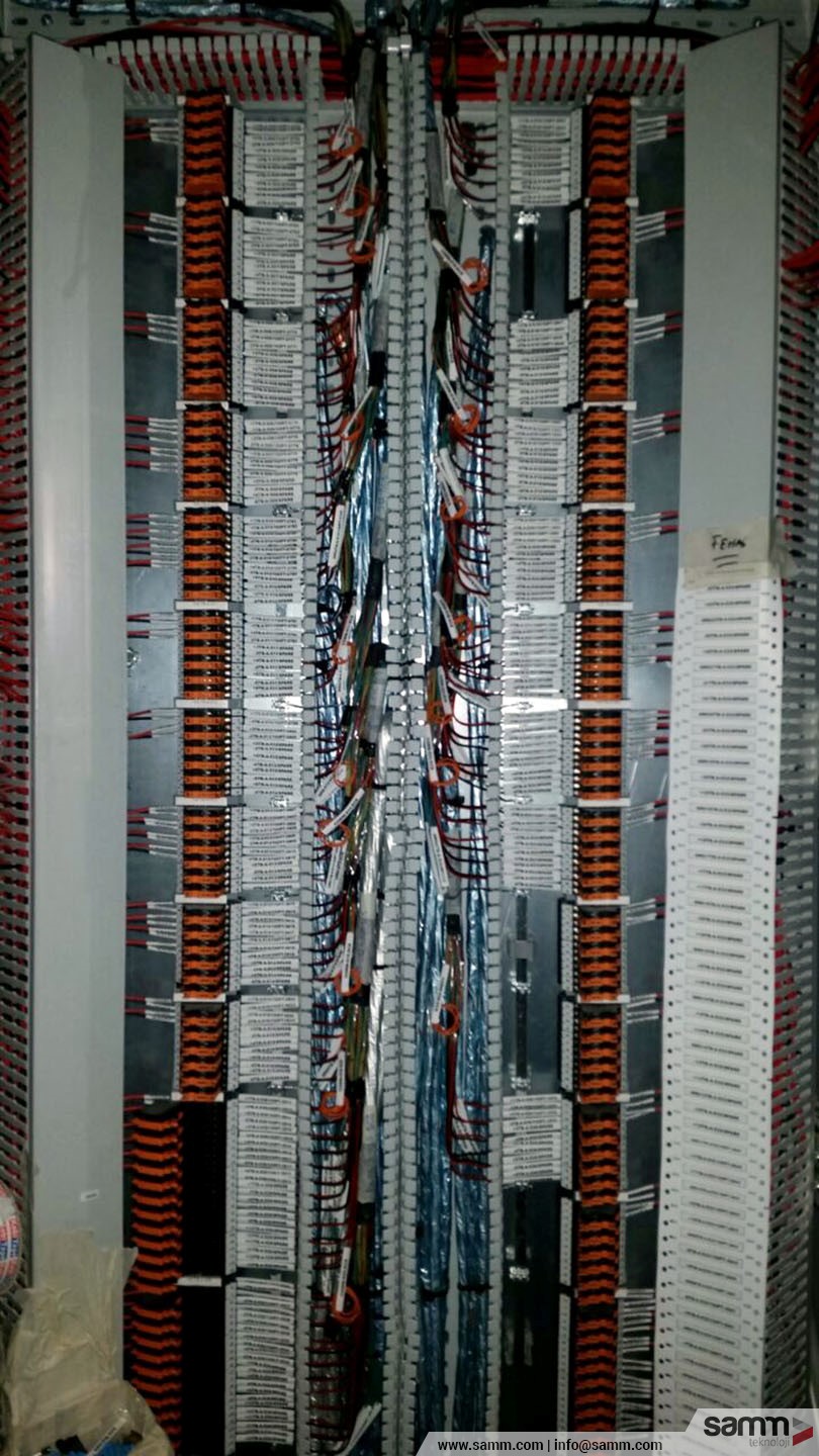 Samm Teknoloji | Enstürman paneline gelen tüm multicore kabloların bağlantısının damar etiketleriyle tamamlanması.